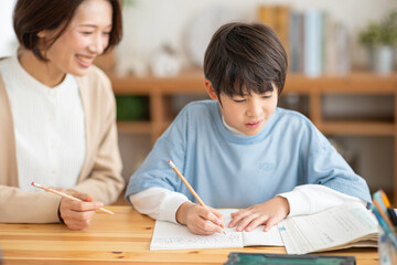 母に勉強を教えてもらう男の子