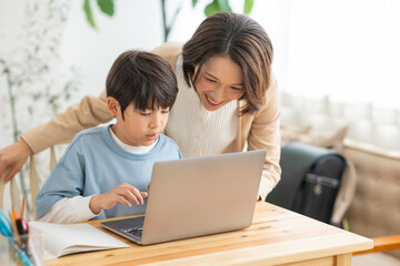 Obraz premium 母に勉強を教えてもらう男の子