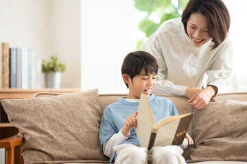 本を読む男の子と母親 © milatas