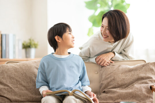 本を読む男の子と母親