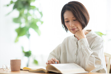 勉強をする女性