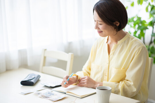 家計簿をつける女性
