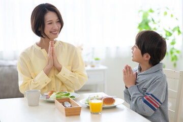 朝食を食べる親子