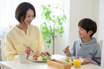 朝食を食べる親子