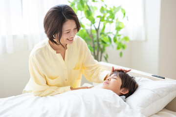 息子の看病をする母親