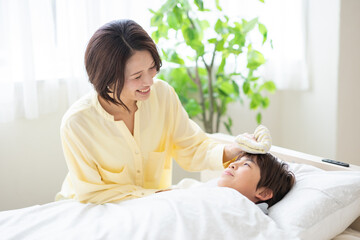 息子の看病をする母親