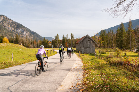 Rennradfahrer in den Bergen, Work-Life-Balance, Sport Training, Teamgeist