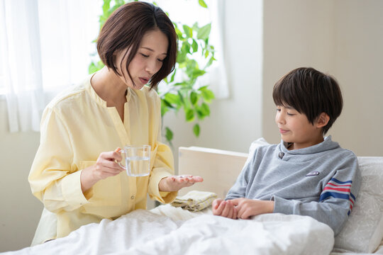 息子の看病をする母親