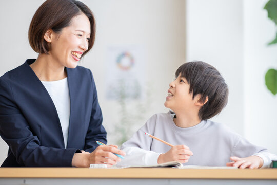 生徒に勉強を教える先生