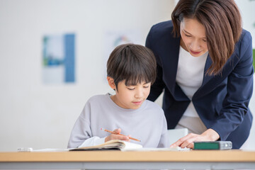 生徒に勉強を教える先生