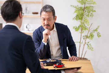 男性　自動車　車　ディーラー　車屋　相談　