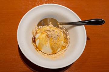 黒蜜ときな粉をかけた和風バニラアイスクリーム