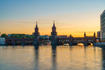 Fototapeta premium Oberbaum Bridge at sunset in Berlin