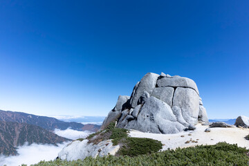 中央アルプス・空木岳のシンボル「駒石」と広がる雲海