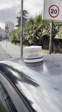Baliza y coche con luz de aver&iacute;a por accidente en carretera