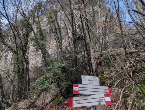 Segnaletica lungo il sentiero di montagna nelle Marche