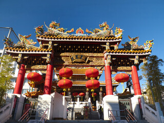 横浜関帝廟の門と赤い提灯　神奈川県  © moonrise