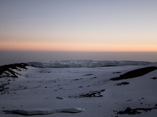 Die letzten Gletscher des Kilimandscharo im ersten Licht der Morgensonne