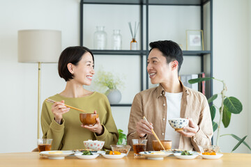 自宅で朝食を食べるミドルの夫婦