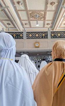 Muslim pilgrims perform sa'i between Safa and Marwah Hill