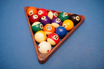 Naklejka premium Billiard balls neatly arranged on the table.