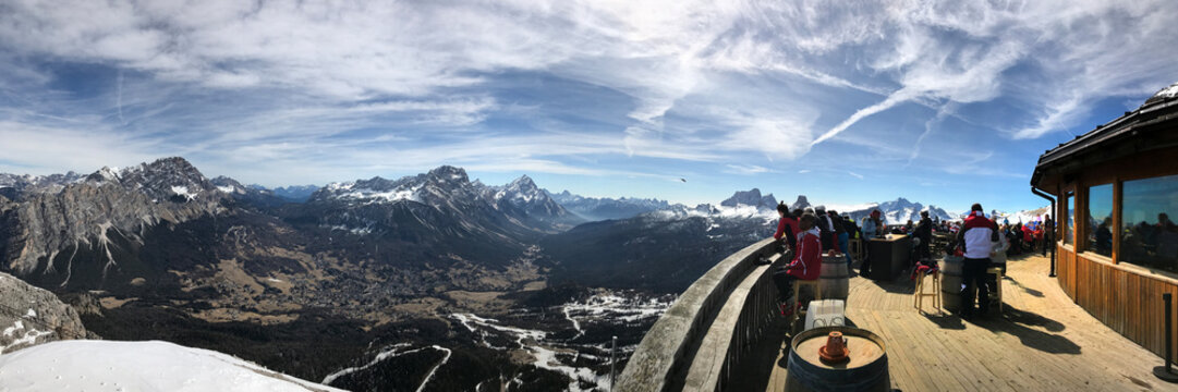 Capanna Ra Valles - 2470m - Restaurant im Skigebiet Tofana bei Cortina  d&rsquo;Ampezzo
