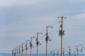 電気 電柱 送電 送電線 電信柱 柱上作業 工事 求人 電気工事 柱上変圧器 変圧器