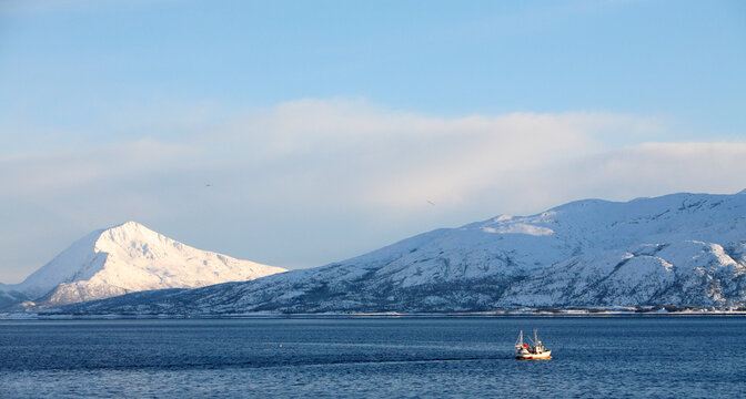 Lodingen  is a municipality in Nordland county in Norway.It is located on the southeastern corner of the island of Hinn&oslash;ya, and is part of the traditional district of Ofoten.