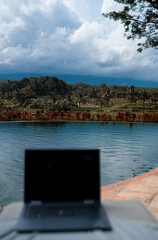 Arbeiten am Türkisfarbener Kratersee umgeben von dichten Wäldern und Bergen © Benjamin