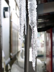 屋根から垂れ下がる氷柱