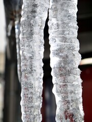 屋根から垂れ下がる氷柱