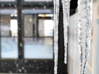 日本的な家屋の屋根から下がる氷柱