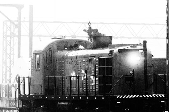 Trem com locomotiva e vag&atilde;o de passageiros. 