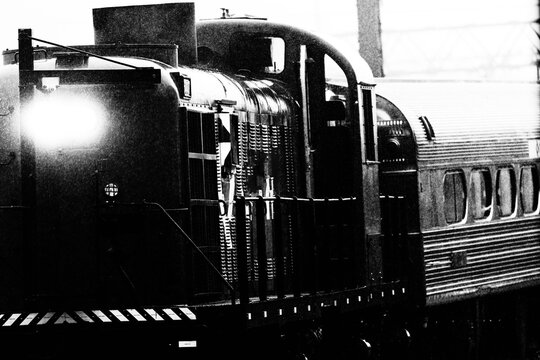 Trem com locomotiva e vag&atilde;o de passageiros. 