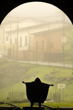 Casas e pr&eacute;dios em cidade coberta por neblina. 