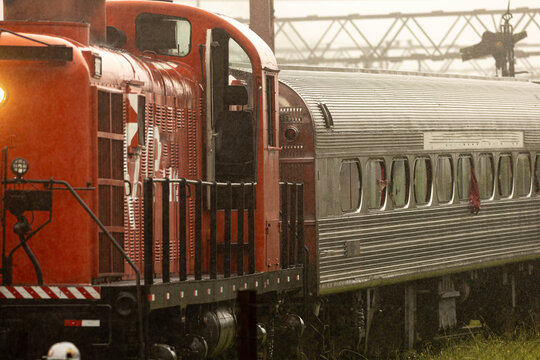 Trem em ferrovia com vag&atilde;o e locomotiva. 