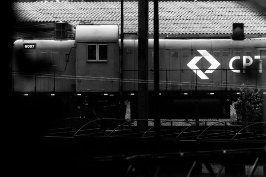 Trem em ferrovia com vag&atilde;o e locomotiva. 
