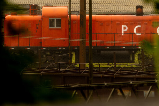 Trem em ferrovia com vag&atilde;o e locomotiva. 