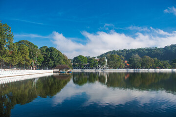 Fototapeta premium Morning Serenity at Kandy Lake, Sri Lanka