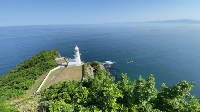 地球岬より望むチキウ岬灯台と大海原（内浦湾、太平洋）