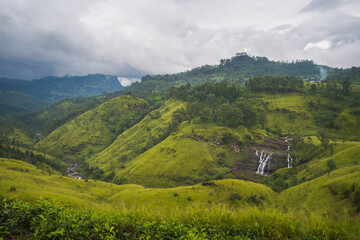 Obraz premium St. Clairs Waterfall Flowing Through Verdant Mountain Landscape of Nuwara Eliya