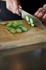 包丁できゅうりを輪切りにしているところ