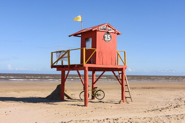 Guarita dos salva-vidas na praia do Cassino na cidade de Rio Grande, no sul do Brasil. © DR Moura