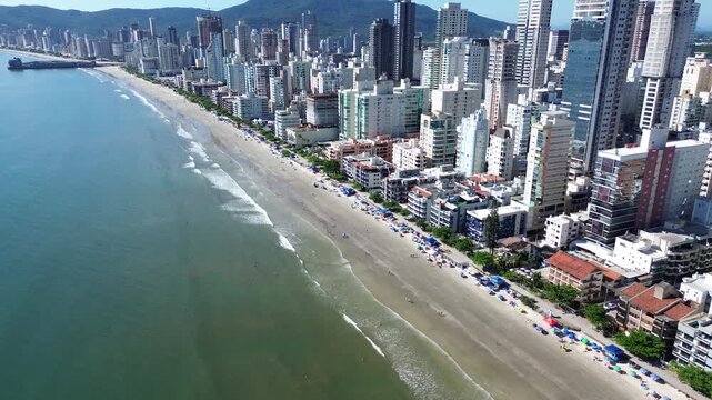 Ciadade de Itapema com praias e edificios beira mar