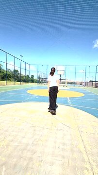 garota com skate praticando esporte ao ar livre 