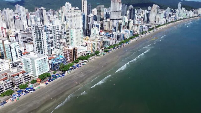 Ciadade de Itapema com praias e edificios beira mar