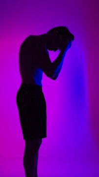silhueta de homem triste desanimado em depress&atilde;o 
