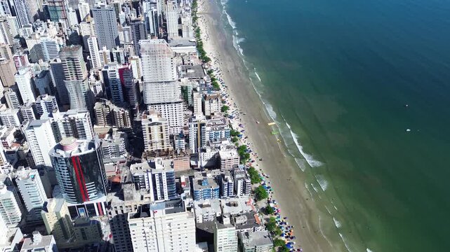 Ciadade de Itapema com praias e edificios beira mar