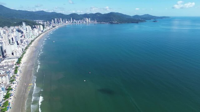Ciadade de Itapema com praias e edificios beira mar