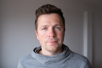 Obraz premium Confident mature male posing with a friendly expression, concept of stability and trust.